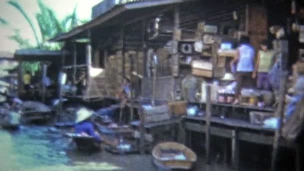 Travel Southeast Asian waterways with merchant boathouses — Stock Video