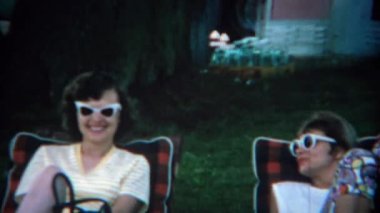 Chaise koltuklarda uzanmanız kadınlar