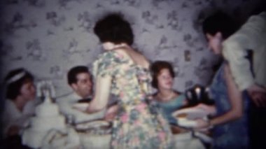 Yeni evliler masada resepsiyona gıda düğün'ye devam eder