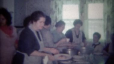 Mutfak yemek masası kalabalık aile 