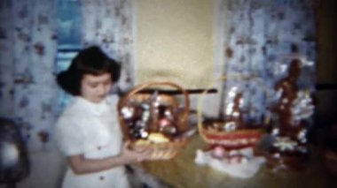 Kardeşler Paskalya sepetleri ile çikolata bunny tavşan