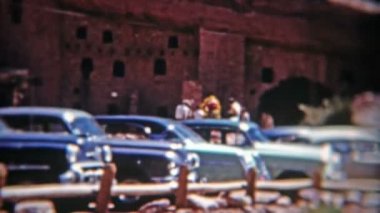 Eski Kızılderili evine park etmiş arabalar