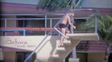 Çocuk havuzunda atlar