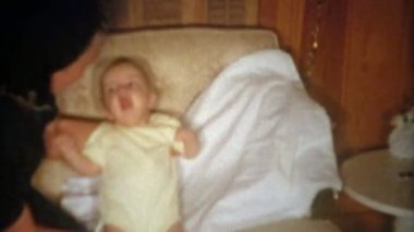 Bebeğin başı kadar Propping anne