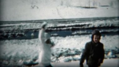 Çocuklar kartopu sahip mücadele