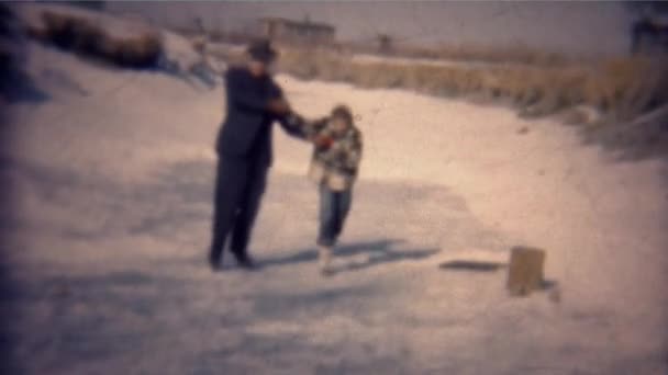 Padre con figlia in inverno pattinaggio su ghiaccio — Video Stock