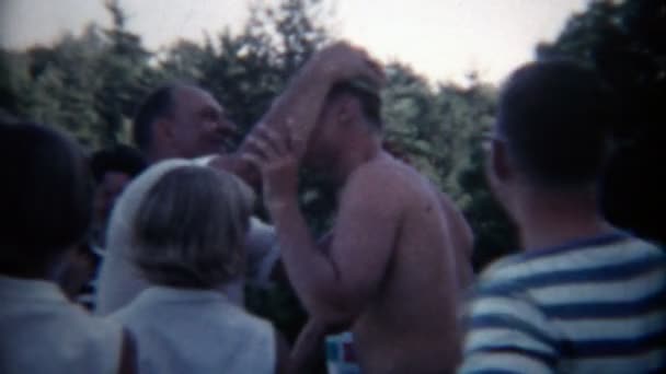 Мужчина втирает арбуз в сына — стоковое видео