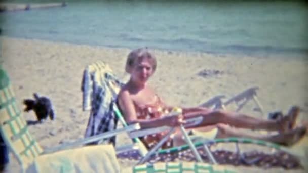 Familie ontspannen op het strand — Stockvideo