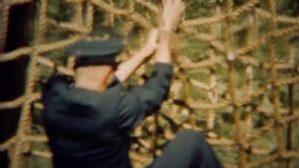 Offizieller uniformierter Kadett klettert Seil-Frachtnetz hinunter — Stockvideo