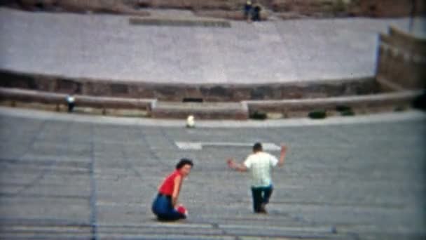 Persone godendo di un vuoto Red Rocks Amphitheatre — Video Stock