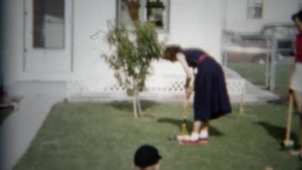 Flicka spelar Krocket spel på bakgården — Stockvideo