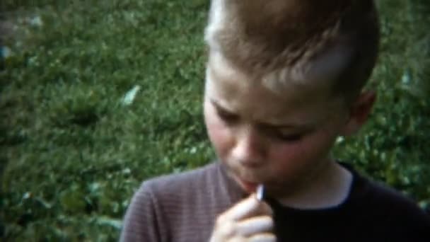 Upprörd pojke med lollipop — Stockvideo