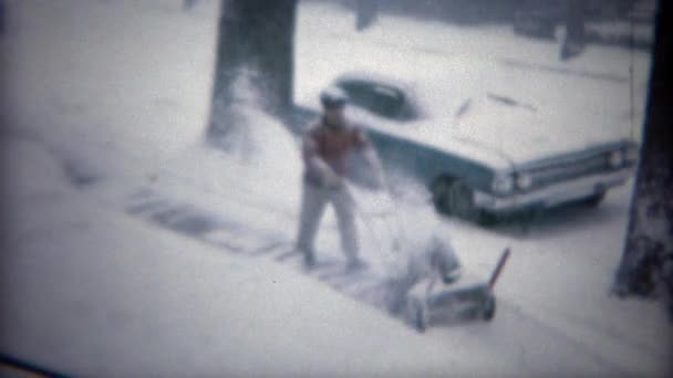 남자 겨울 폭풍 후 snowblower 기계를 사용 하 여 — 비디오