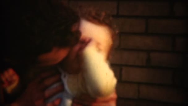 Papa kitzelt Neugeborenes und küsst es — Stockvideo