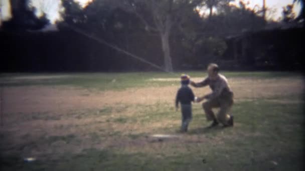 Father teaching son how to fly kite — Stock Video