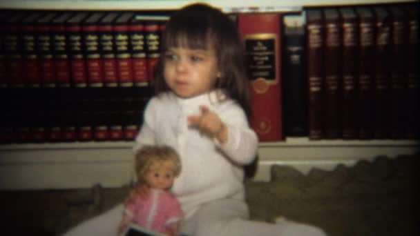 Chica jugando con muñeca — Vídeo de stock