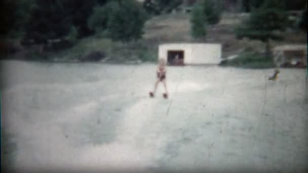 Waterskis αγόρι πίσω από το σκάφος δείχνει — Αρχείο Βίντεο