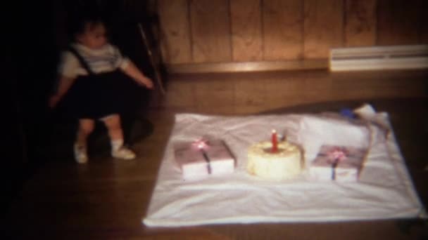 Przyjęcie urodzinowe dla 1 rok stary z ciastem — Wideo stockowe