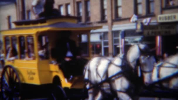 Cab taxi on parade, horse drawn carriage — Stock Video