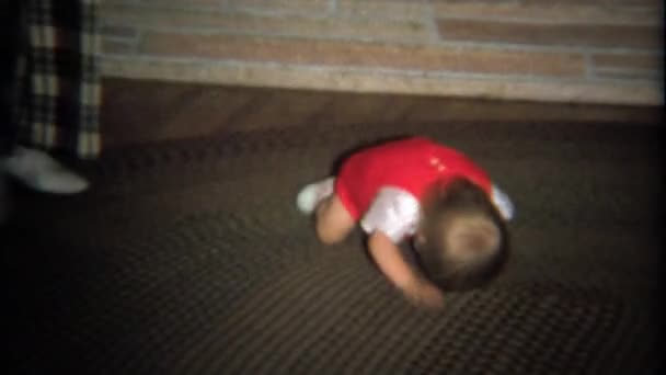 第一次在地毯地毯上婴儿男孩爬网头 — 图库视频影像