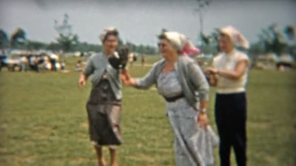 Stare kobiety połowu baseballs w parku publicznym — Wideo stockowe