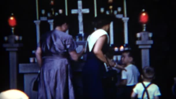 Familia recibe bendición de oración en el altar de la iglesia católica — Vídeo de stock