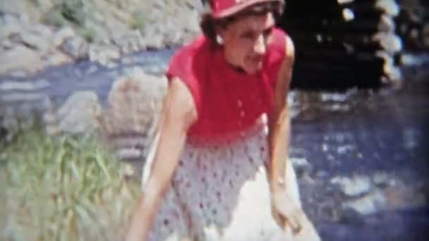 Žena držet nohy v horské bystřiny — Stock video