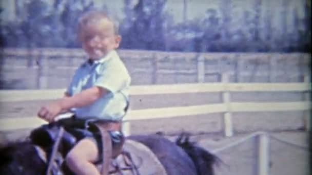 骑着马的男孩 — 图库视频影像
