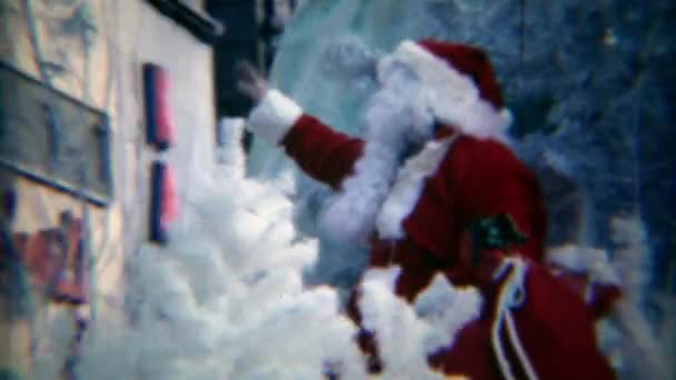Santa Claus Christmas parade float onderweg zwaaien — Stockvideo