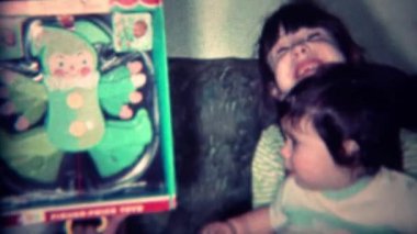 Çocuklar Noel elf bebek oyuncak korkutuyor