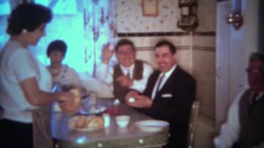 Paskalya yumurtaları sırasında tatil mutfak çevresinde bulunuyor