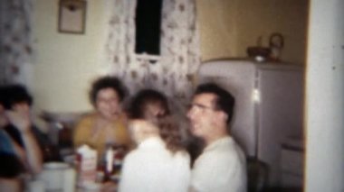 Aile mutfak masasında rahat