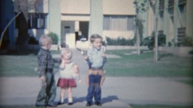 çocuk oyuncak silahlarla çekim ve gülerek sidearms