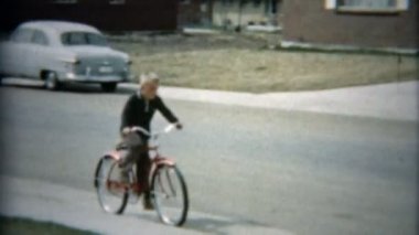 Arkadaşlar buluşmaya gelecek çocuk