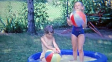 küçük arka bahçe havuzda sıçramasına kızlar