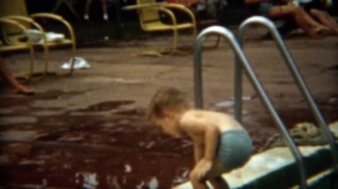 genç çocuk havuzda eğleniyor