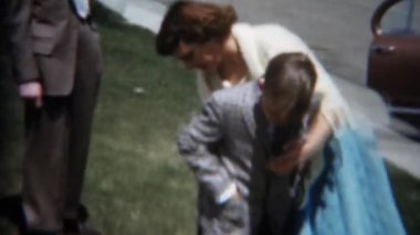 Aile banliyö duran arabaya girme