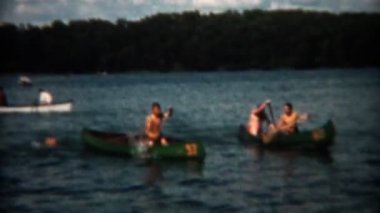 Gölün arasında yarış Kano