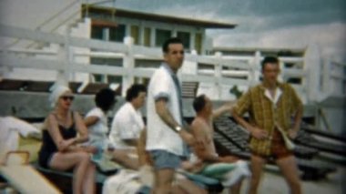 Plajda asılı insanlar