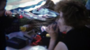 Anneler ve çocuklar piknik