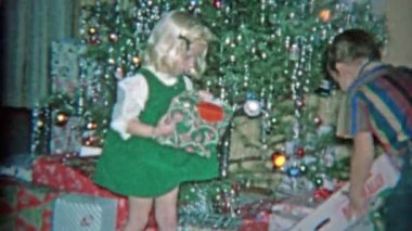 Erkek ve kız Noel oyuncaklar unwrapping 