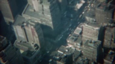 Araba sokak trafik aşağıdaki için bakıyordu bir gökdelenin