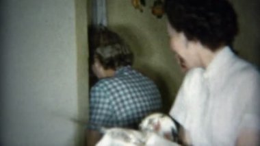 Kız kameradan bulaşıkları kurutma sırasında gizleme