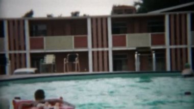 Baba oğlu ile oynarken otel havuzunda