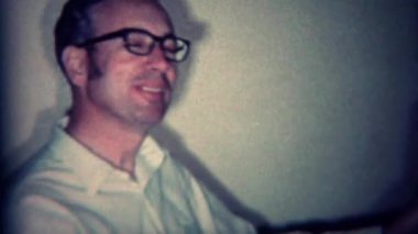 Baba sabah kahve ile gazete okur