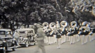 Yürüyen bant tuba grupla parading