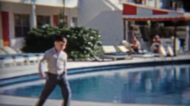 Adam ve havuz üzerinde yürüyen çocuk