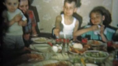 Aile yemek masasında.