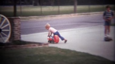 Çocuk pedallar oyuncak scooter kaldırım çevresinde