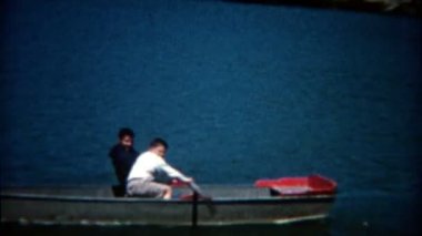 Çocuklar kürekli tekneler